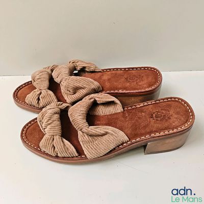 chaussons marron à motif, avec un nœud sur le devant
