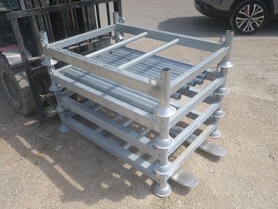 un chariot élévateur garé à côté d'une pile de palettes