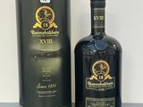 une bouteille de whisky posée à côté d'un bidon sur une table