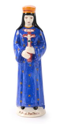 statue d'une femme en robe bleue tenant une croix rouge