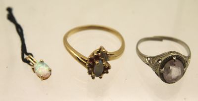 Réunion d'une bague en or jaune ornée d'une opale navette da…