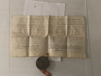 un morceau de papier et une pièce de monnaie posés sur une table