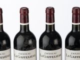 six bouteilles de vin sont alignées sur une table