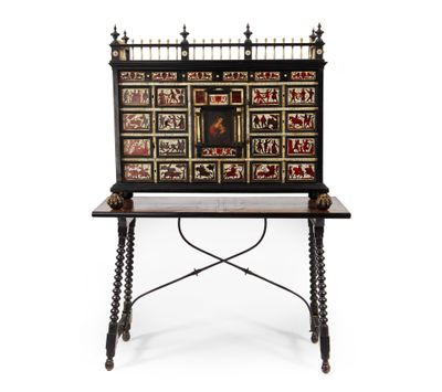 un bureau peint en noir et or, surmonté d'un miroir