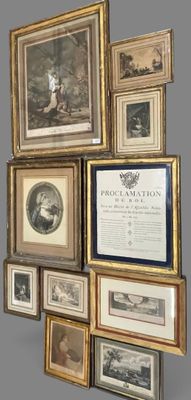 de nombreuses photos encadrées sur le mur de cette pièce