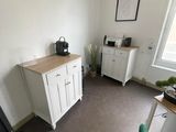 une pièce avec un bureau, une chaise et une horloge accrochée au mur