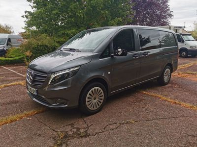 Une fourgonnette Mercedes Classe V garée sur un parking aux côtés d'autres véhicules
