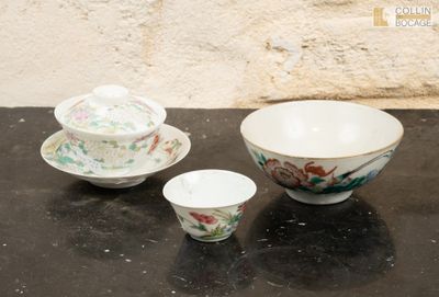 trois bols et deux tasses posés sur une table
