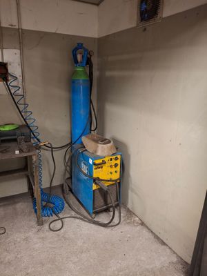 une machine bleue qui se trouve dans une pièce