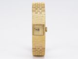 un gros plan d'une montre sur une surface blanche avec un fond blanc