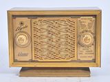 une radio à l'ancienne posée sur une table