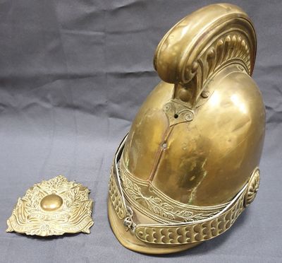 un casque doré et une feuille d'or sur fond gris