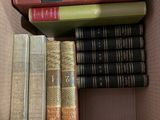 de nombreux livres empilés les uns sur les autres dans une boîte