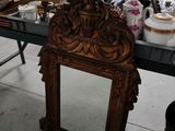 une table sur laquelle se trouvent un miroir et une lampe