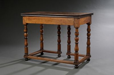 une petite table avec un plateau et des pieds en bois
