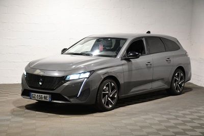 la voiture grise est garée dans le garage sur le sol en damier
