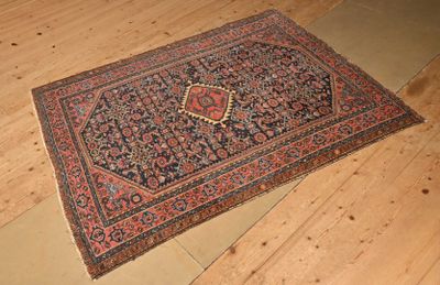 Iran Tapis à fond bleu à décor centré d'un médaillon à fond …
