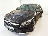 La Mercedes CLA est garée dans une pièce blanche au sol blanc.