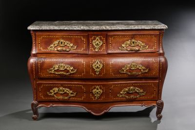 une commode en marbre sur pied