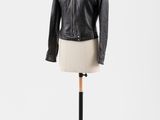 une veste en cuir noir posée sur un mannequin