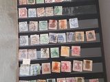 la photo d'un livre avec des timbres