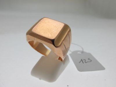 une image représentant une bague en or à laquelle est accrochée une étiquette