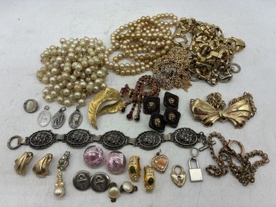 gros plan d'un bouquet de bijoux sur une table
