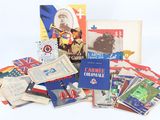 une pile de livres posée sur une table
