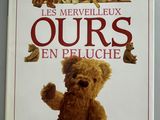 un livre sur lequel figure l'image d'un ours en peluche