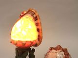 une petite lampe posée à côté d'un petit objet