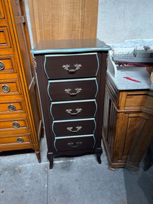 une commode et un meuble à tiroirs placés l'un à côté de l'autre
