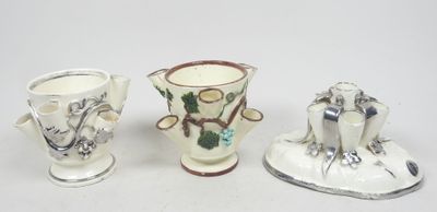 trois vases posés l'un à côté de l'autre sur une table
