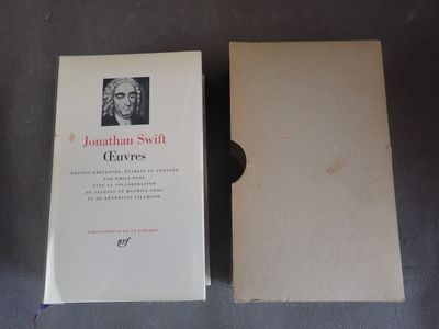 le livre est ouvert sur la table ; on y voit la photo d'un homme en costume