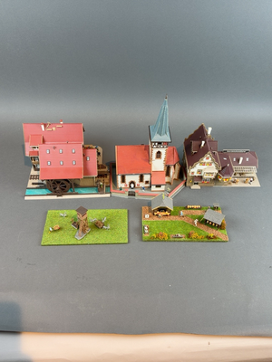 une petite maquette de ville avec un train sur les rails