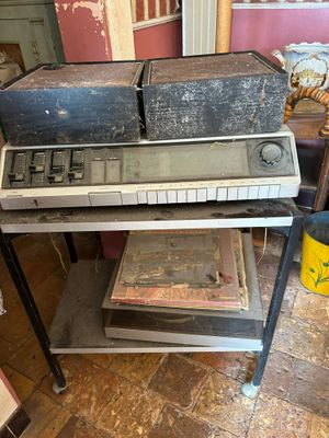 an old radio sitting on top of a table in a room