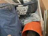 une boîte remplie d'objets divers dans une pièce