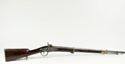 un vieux fusil au canon en bois et aux garnitures en laiton