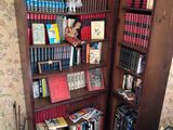 une bibliothèque remplie de livres, placée dans un coin