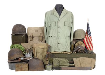 une tenue, un casque et d'autres objets militaires exposés