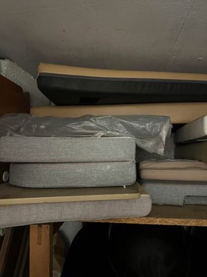 une pile de matelas posée sur une étagère dans une pièce