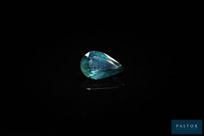 un diamant bleu sur une surface noire, avec un fond noir