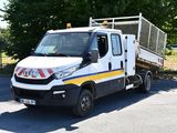 un camion blanc garé sur le parking