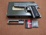 un pistolet posé sur une table à côté d'une carte