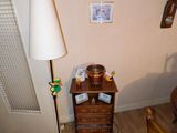 une photo d'une chambre avec un lit et une lampe