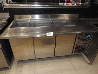 plan de travail en acier inoxydable dans la cuisine d'un restaurant, offrant une grande surface de travail