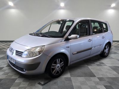 la photo d'une voiture argentée garée sur un sol en damier