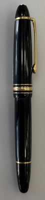 un stylo noir et doré muni d'un manche