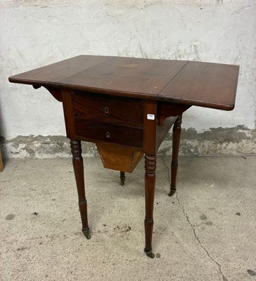 une petite table en bois avec un tiroir