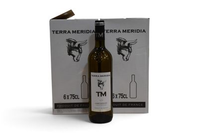 une bouteille de vin blanc posée à côté d'un carton de vin
