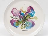 une assiette sur laquelle est représentée une fleur